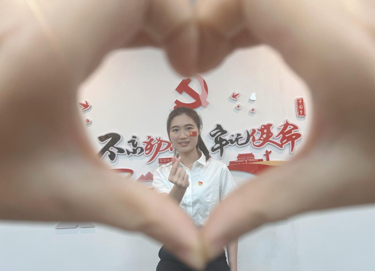 我与党旗合个影
