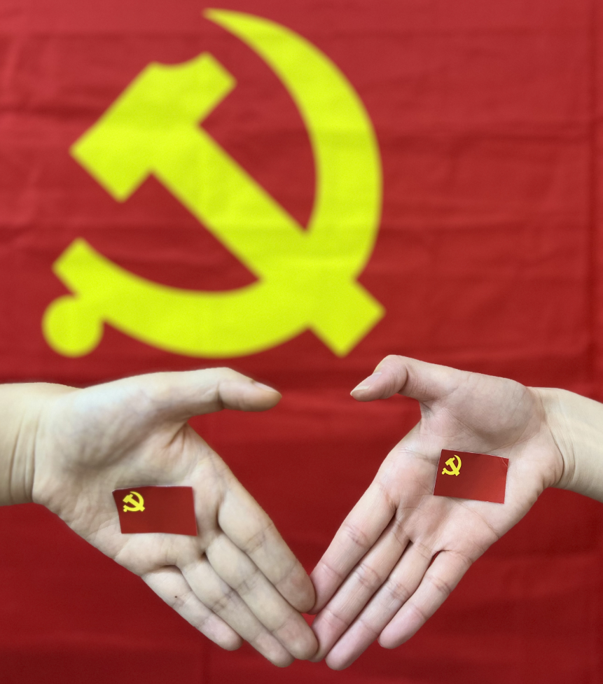 我与党旗合个影