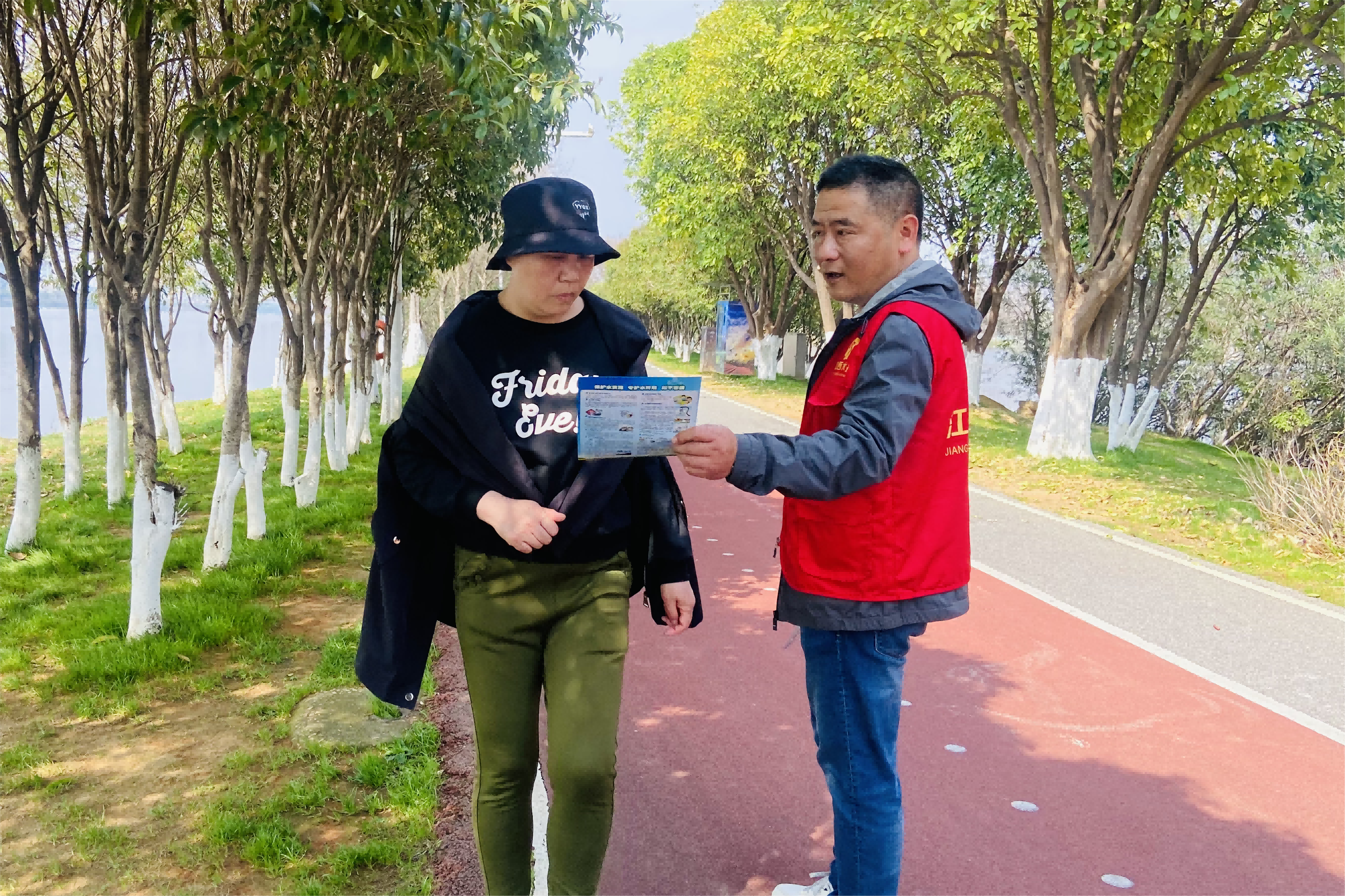 工程咨询集团开展“保护水资源 守护水环境”学雷锋志愿服务活动